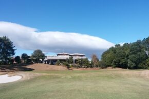 名四カントリークラブ　落ち葉舞い散るなかでのプレー